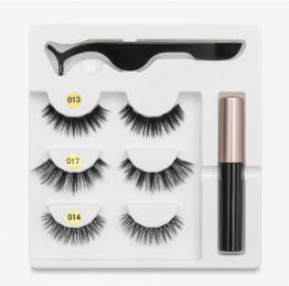 A Pair Of False Eyelashes With Magnets In Fashion (Format: Mixed C)